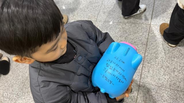 [현장] 돌아오지 못한 입국장에 차려진 합동분향소... "하늘에서 맛있는 거 사먹어"