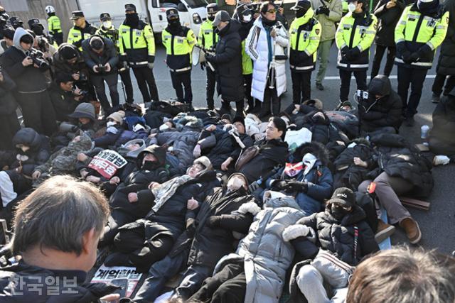 尹 체포영장에 국민의힘 "공수처가 판사 쇼핑... 판사 탄핵 검토"