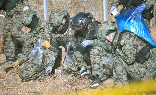 불에 그을린 점퍼·신분증·지갑 보며 오열한 유족들… 닷새 만에 유류품 인수