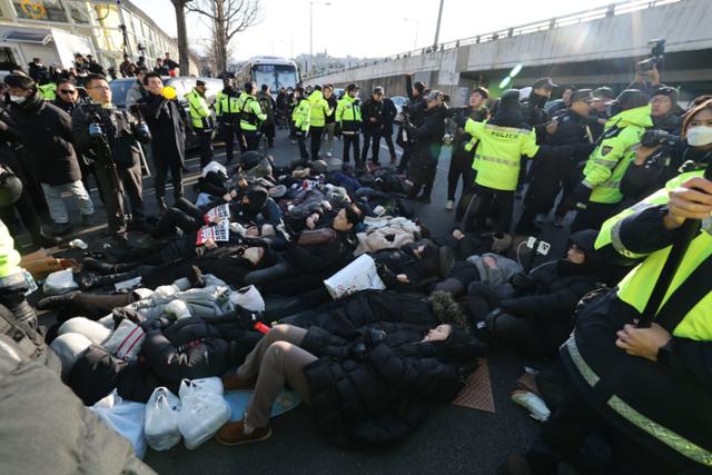 "尹 편지 제2의 내란 선동"... 여야 당사 테러 협박에 野 비상대기령