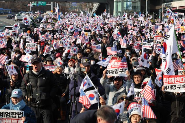 尹 편지에 지지자 환호...물리적 충돌 우려에 민주당 '비상대기령'