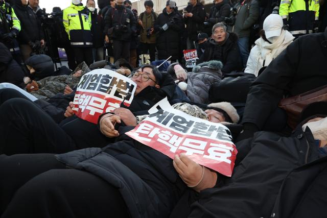 내란 혐의 윤석열 옹호 댓글은 '내란 선동죄'? 법조계 의견은...