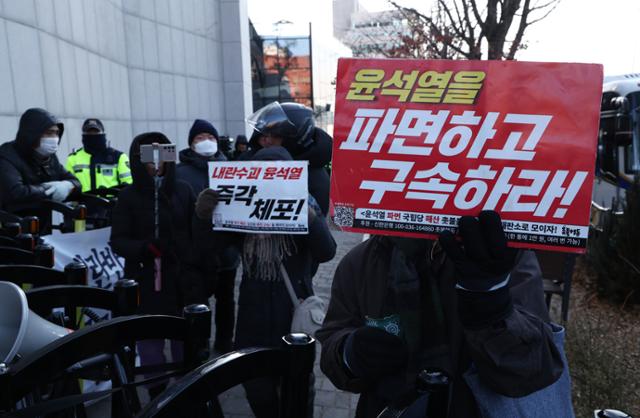 북한 "한국은 정치 기능 마비된 난장판"...尹 체포영장 발부 소식 보도