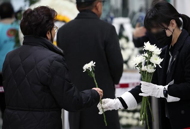 "통곡의 공항이 될 줄이야"… '죽은 자와 산 자의 공간' 무안공항