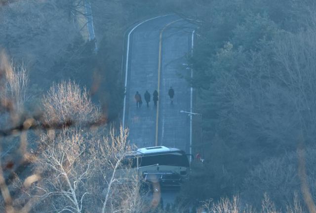 공조본, 軍 저지 뚫고 경호처장에 尹 체포영장 제시... 경호처장 "수색 불허"