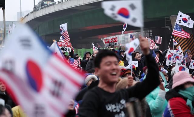 "우리가 이겼다" "비겁하고 무책임"... 공수처 '尹 체포 포기'에 엇갈린 희비