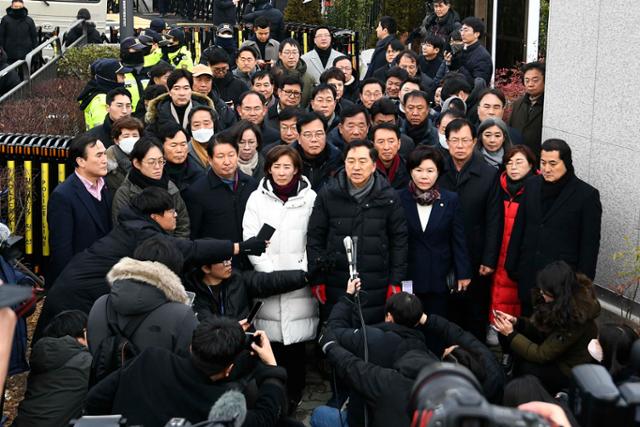 尹 지키려 '법치 파괴'... 與 인간 바리케이드로 공권력 막고 헌재 흔들기