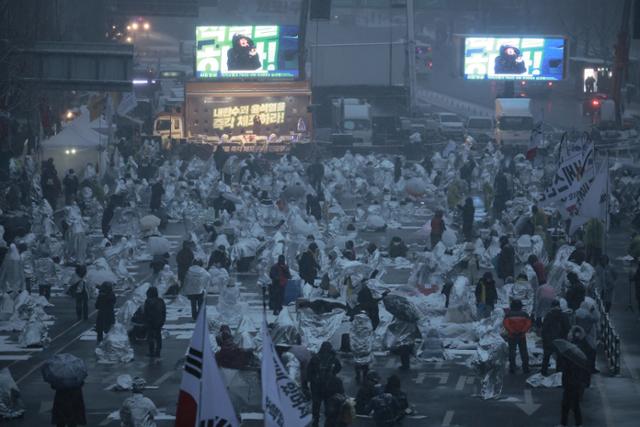 관저 앞 "尹 체포", '키세스 시위대' 모인 날…키세스도 잘 팔렸다