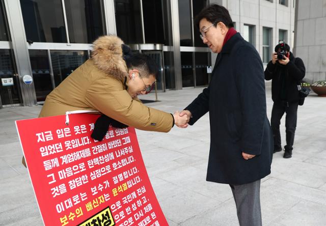 '당론 반대' 의원 따돌리더니 탈당 겁박한 국민의힘