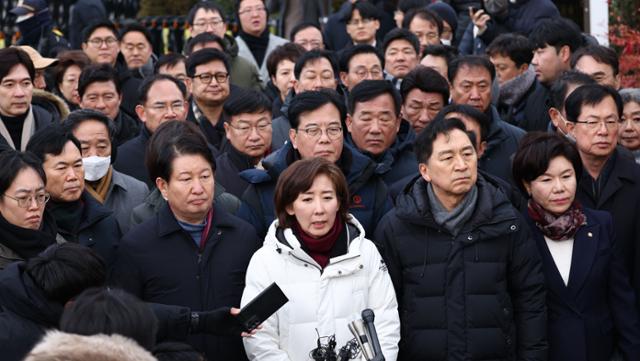 관저 달려간 與 의원들 공격 무위로... '尹 체포'에 법원도 공수처도 "적법"