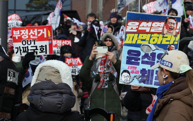 "제왕적 대통령제 권한 분산해야... 국회는 신뢰 회복부터"