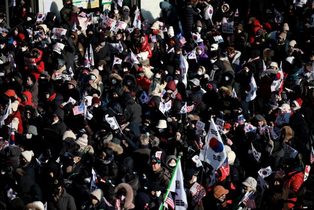 "얼어 죽을 각오로 나왔다"… '최강한파'도 못 막은 한남동 찬반 집회