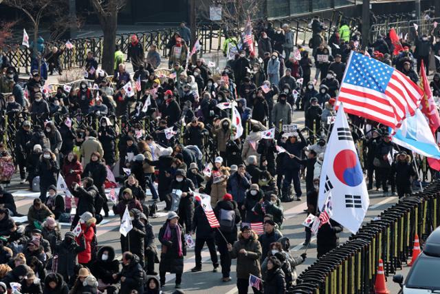 "나는 보수" 응답 늘었다… 명분 없는 尹 '버티기'의 거품인가