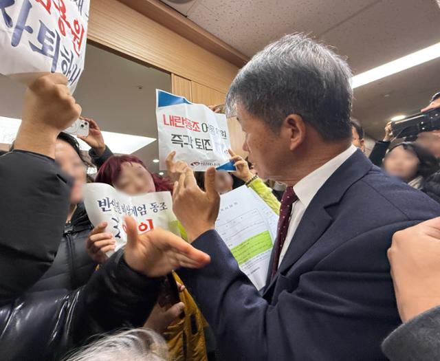 "내란동조 인권위원 사퇴"… '尹 방어권 보장' 안건 상정 시도에 인권위 파행