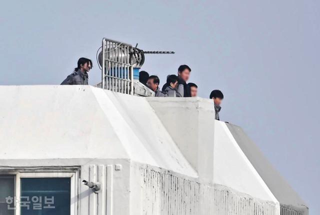 尹에겐 '경호처'만 남았다… 경찰·공수처, 체포영장 두 개 들고 가서 끝낸다