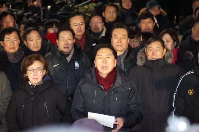 한남동 쫓아간 김기현 "현직 대통령 모욕적 방법으로 '인간사냥'... 체포 중단하라"