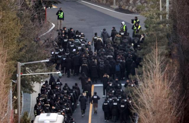 관저 진입 경찰 쳐다만 보고 막지 않았다... 尹에 등 돌린 경호처