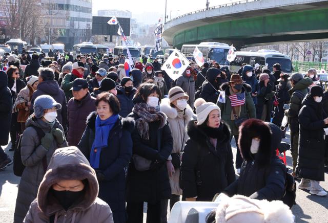 "경찰차 깔려 심정지"? 尹 체포에 또 퍼진 가짜뉴스 주의보