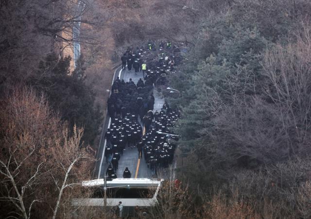 현직 대통령 중 첫 체포 尹... 관저 밖으로 나와 공수처로 호송