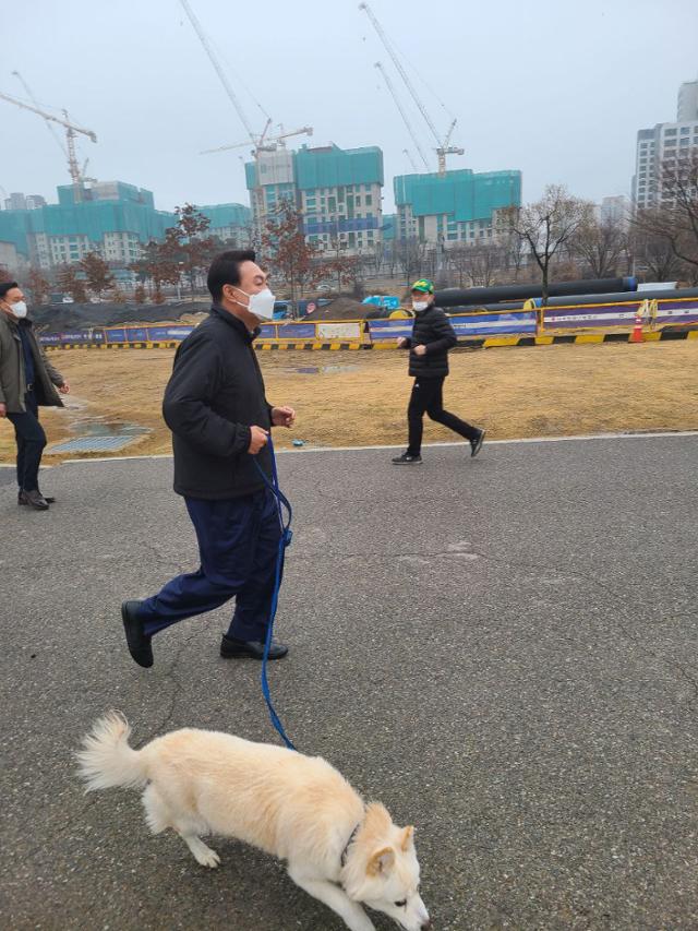 尹, 체포 임박하자 "토리 좀 보고 가야겠다"… 김건희는 없었다