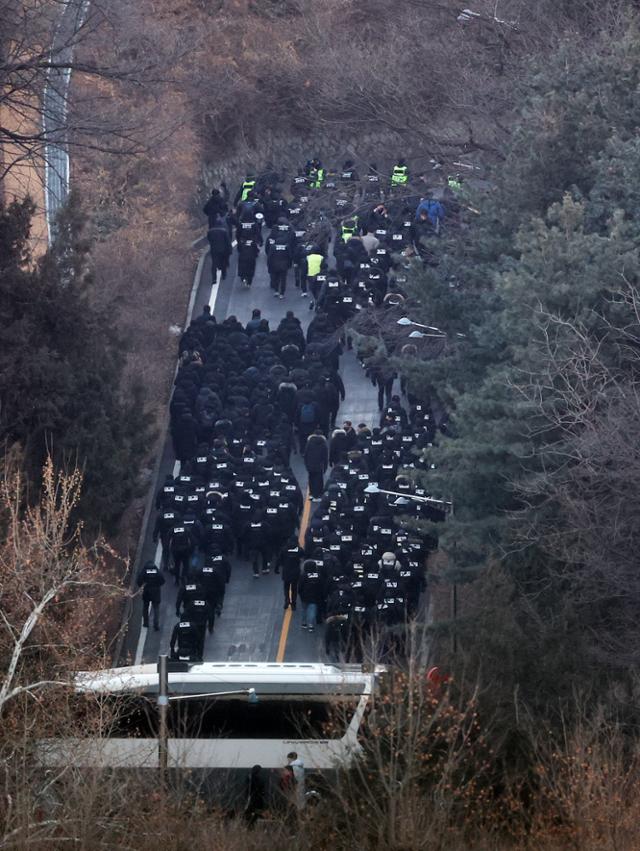 4300명 '인해전술', 경호처 분열 심리전...180도 달랐던 2차 체포 작전