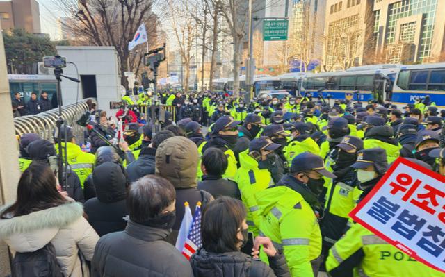 '윤 대통령 영장심사'… 경찰, 법원 앞 막아선 지지자들 강제해산