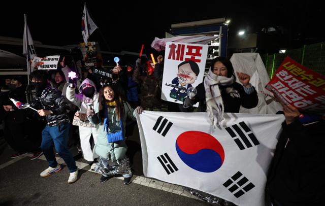 외신들, 尹대통령 구속에 "극적인 몰락... 놀라운 정치적 사건"