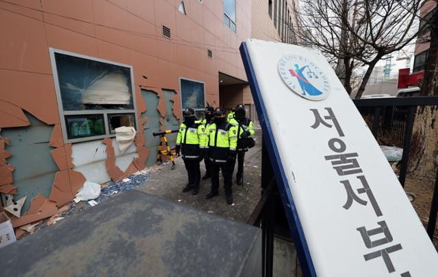 폭도로 돌변한 尹 지지자들... '아스팔트 보수'에 위협받는 민주주의