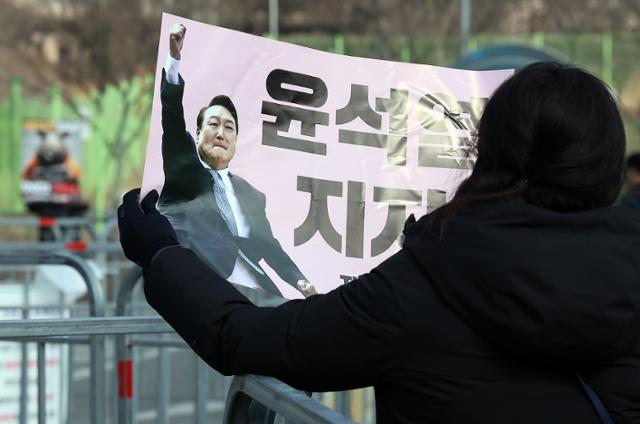 윤 대통령, 수인번호 달고 구치소 독방 생활... 경호는 담장 밖에서