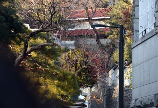 경찰, 삼청동 안가 압수수색 시도… "CCTV, 계엄 문건 확보 위해"