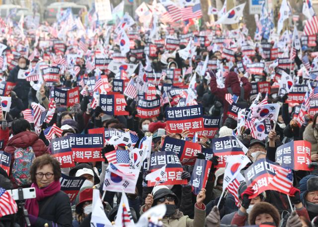 "윤석열은 역적" 맹폭했던 그들... 8년 뒤 헌재 앞에서 열렬 응원 '돌변'