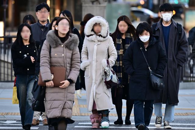 롱패딩·쇼트패딩 사고 또 사고···등골 브레이커가 남긴 탄소발자국