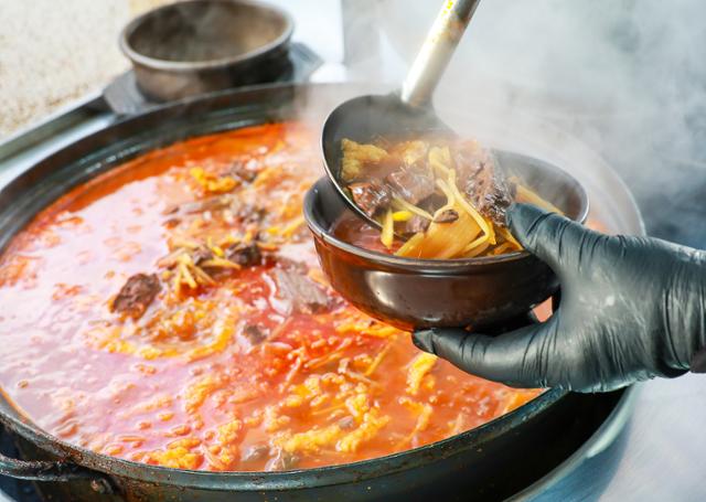 뜨끈한 국물에 인심 더... 달콤 고소 칼칼한 장터의 맛