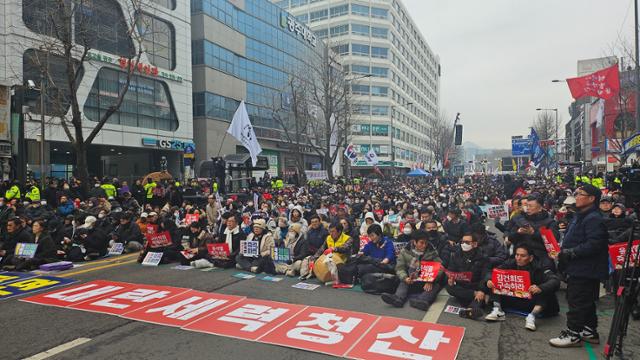 15일 광주 금남로에서 광주 비상행동이 윤석열 대통령 탄핵 찬성 집회를 개최하고 있다. 광주=김진영 기자