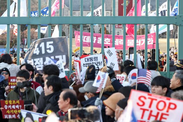 캠퍼스로 밀고 들어온 '아스팔트 집회'…대학 '금기' 깨고 경찰 해산 요청도 검토