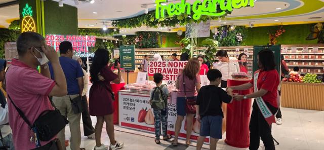 Local consumers in Jakarta, Indonesia, visit the special sales event at Kota Kasablanka Central Park Transmart to taste and purchase Nonsan strawberries. Courtesy of Nonsan City