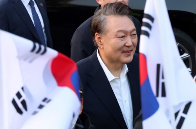 President Yoon Suk Yeol, after his release, greets supporters at the entrance of his official residence in Hannam-dong, Yongsan District, Seoul, Saturday. Newsis 