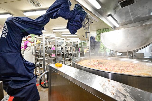 A robot prepares lunch at Soonggok Middle School in Seongbuk District, Seoul, Nov. 22, 2023. Korea Times file