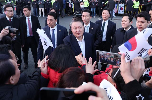 尹 석방에 외신 "정치적 분열 심화"… 日언론은 '검찰 항고 포기'에 초점