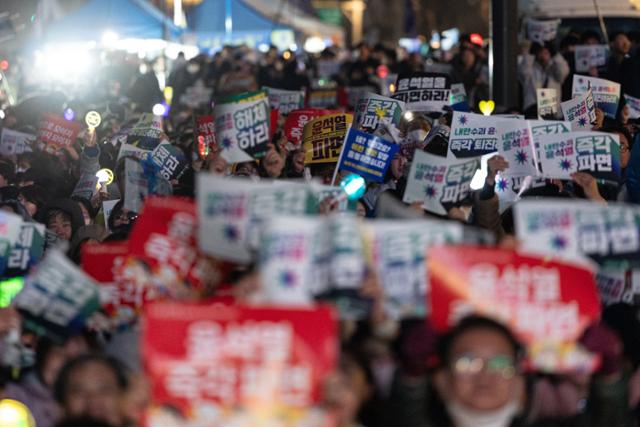 尹 석방 이튿날 다시 거리 메운 응원봉 불빛... '탄핵 촉구' 집회 불붙나