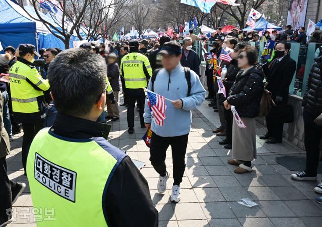 [르포] "법보다 강한 건 주먹 아니라 대화"… 분열된 광장의 완충자 '대화 경찰'