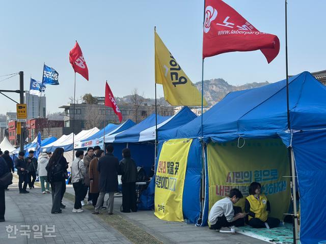 '찬탄파' '반탄파' 불붙은 밤샘·단식 농성전… 민노총 '1박 2일' 집회