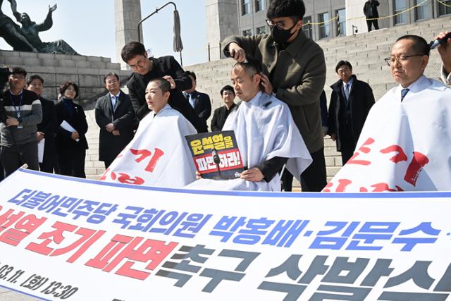 민주당 초선 의원 3명 삭발… "헌재, 시간 끌지 말고 尹 파면하라"