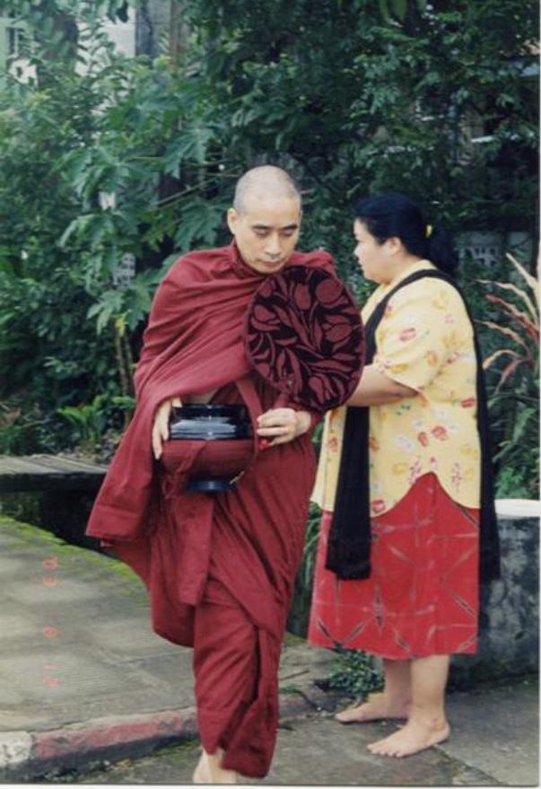 Psychiatrist Jeon Hyun-soo shaved his head and lived as a bhikshu in 2003 in Yangon, Myanmar. Courtesy of Jeon Hyun-soo 