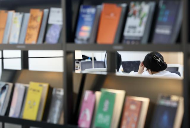 챗GPT 대신 도서관에서 답을 찾는 사람들