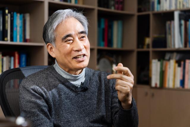 Jeon Hyun-soo, a psychiatrist who integrates Buddhism with his psychotherapy practice / Courtesy of Bulkwang Media