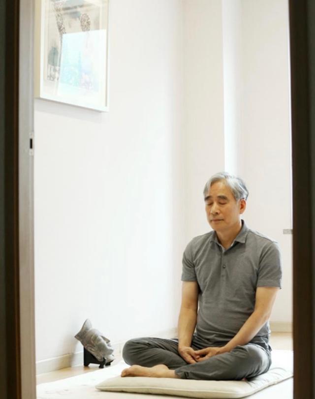 Jeon Hyun-soo meditates in a room next to his clinic. Courtesy of Jeon Hyun-soo