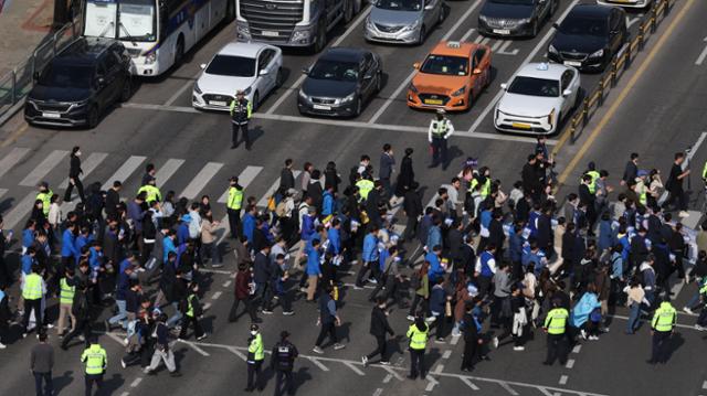 "인간 공기청정기 된 기분"… '묻지마 장외 투쟁'에 지쳐가는 여의도 보좌진들