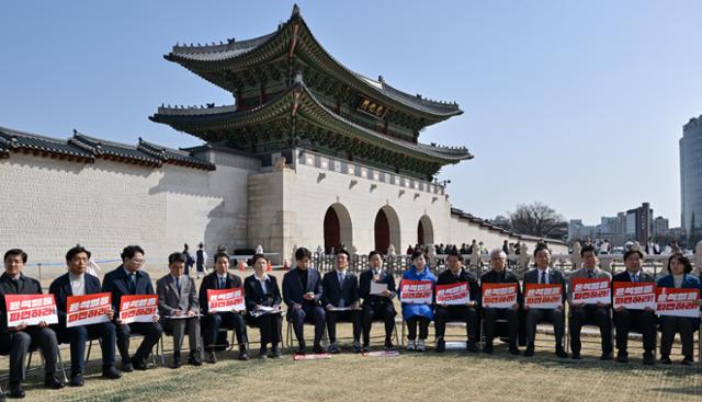 거리에서 '탄핵 찬반' 총력전 나선 국회의원들… 野 천막 회의 與 헌재 포위