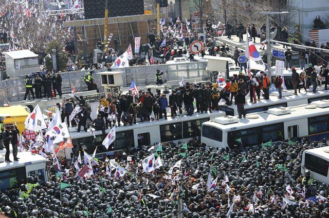 "헌재 박살, 돌격" 朴 선고 날 67명 사상... '헌재 사수' 위해 8년 전 복기한 경찰